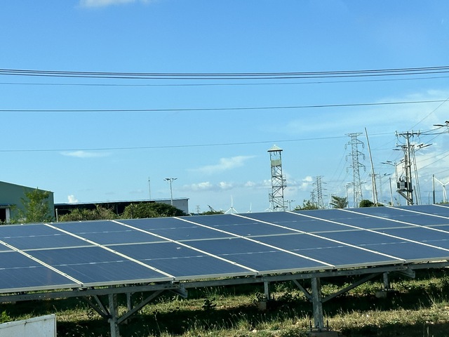 Đề xuất chi 42.000 tỉ đồng hỗ trợ hộ gia đình lắp điện mặt trời mái nhà - Ảnh 1.